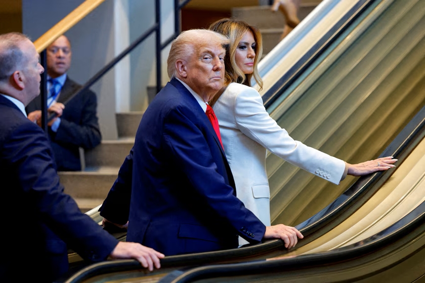 Tổng thống Mỹ Donald Trump và Đệ nhất phu nhân Melania gặp sự cố thang cuốn khi đến tham dự Đại hội đồng Liên hợp quốc lần thứ 80. Ảnh: Reuters