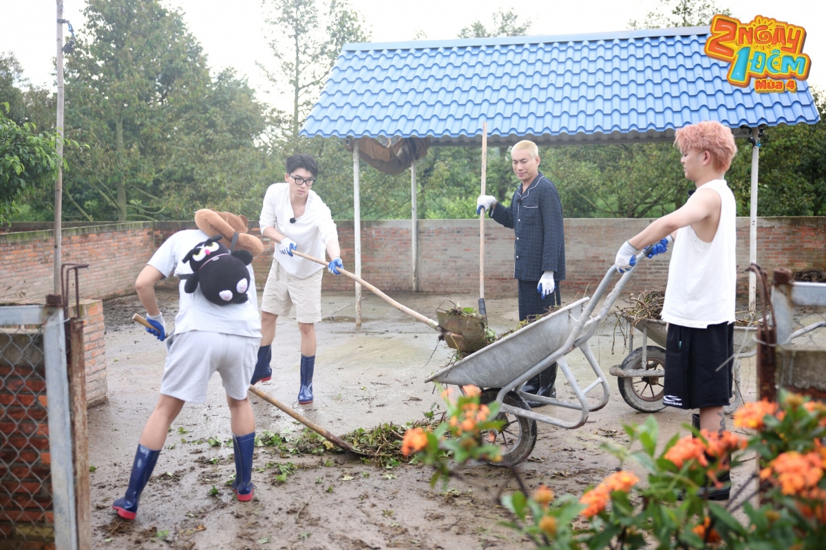 Các thành viên đội thua phải thực hiện thử thách dọn chuồng và cho heo rừng ăn sáng