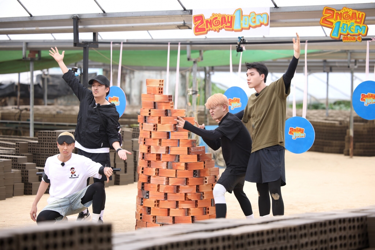 Hai đội bước vào thử thách được thực hiện trong lò gạch
