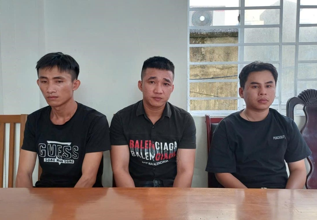 Trần Văn Tiên (giữa) cùng 2 đồng phạm tại cơ quan Công an