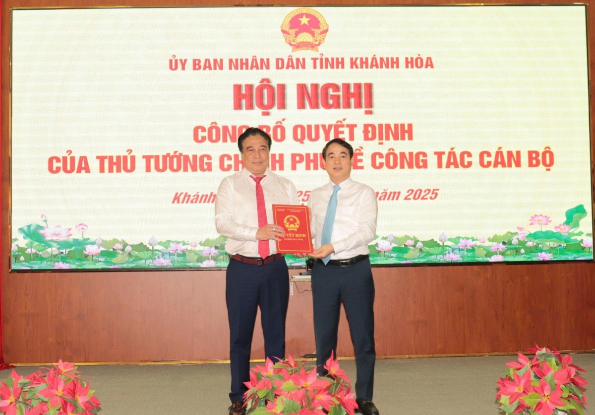 Ông Nghiêm Xuân Thành, Bí thư Tỉnh ủy Khánh Hòa (bên phải) trao quyết định của Thủ tướng Chính phủ về công tác cán bộ cho ông Nguyễn Khắc Toàn, Chủ tịch UBND tỉnh