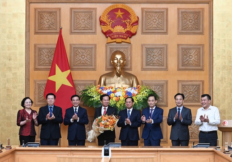 Phó Thủ tướng Bùi Thanh Sơn, Phó Thủ tướng Mai Văn Chính và lãnh đạo các bộ chúc mừng tân Thứ trưởng Thường trực Bộ Nội vụ Đỗ Thanh Bình - Ảnh: VGP/Hải Minh