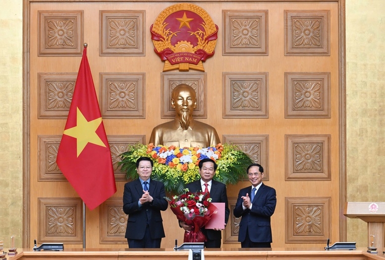 Phó Thủ tướng Bùi Thanh Sơn và Phó Thủ tướng Mai Văn Chính trao quyết định, tặng hoa chúc mừng Thứ trưởng Thường trực Bộ Nội vụ Đỗ Thanh Bình - Ảnh: VGP/Hải Minh