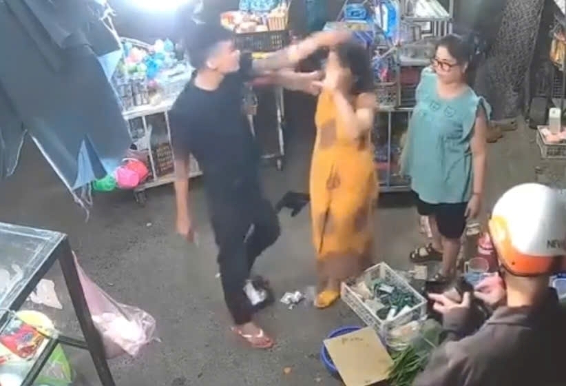 Nam thanh niên vung tay đánh người phụ nữ mang bầu.