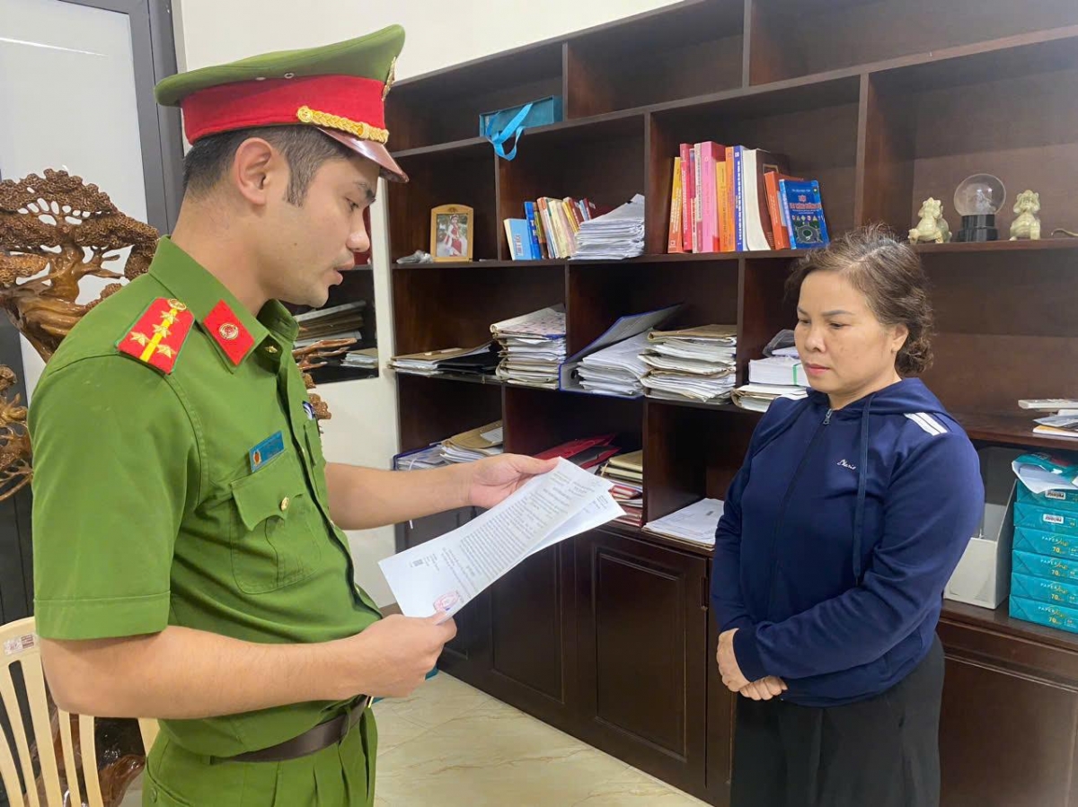 Cơ quan Cảnh sát điều tra Công an tỉnh tống đạt Quyết định khởi tố đối với Lê Thị Thanh Thuỷ về tội trốn thuế. (Ảnh CA Thanh Hóa).