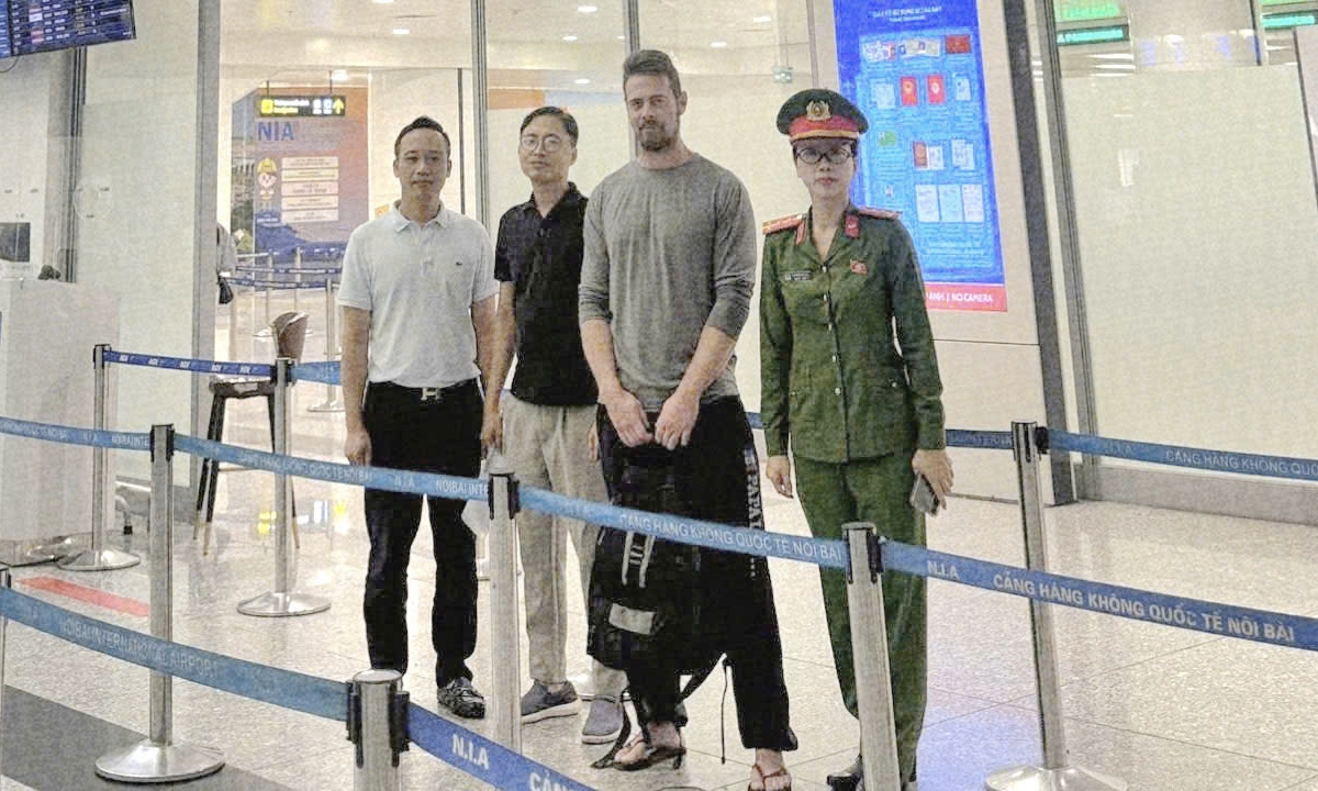 Cơ quan chức năng tiến hành trục xuất Berg Robin Grande do vi phạm pháp luật Việt Nam. (Ảnh: CACC)