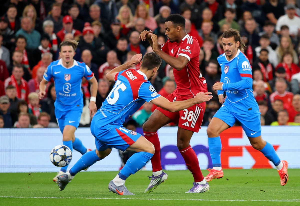 Liverpool đang kiểm soát thế trận tốt hơn (Ảnh: Reuters).