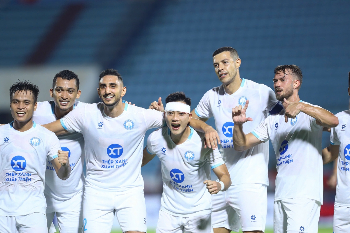 Bàn mở tỷ số giúp Nam Định dễ đá hơn rất nhiều. Trong nỗ lực lên tấn công, Hansen tung ra cú đá uy lực, bóng đập cột dọc bật ra, Ti Phông ập vào dứt điểm nhanh, nâng tỷ số lên 2-0. 