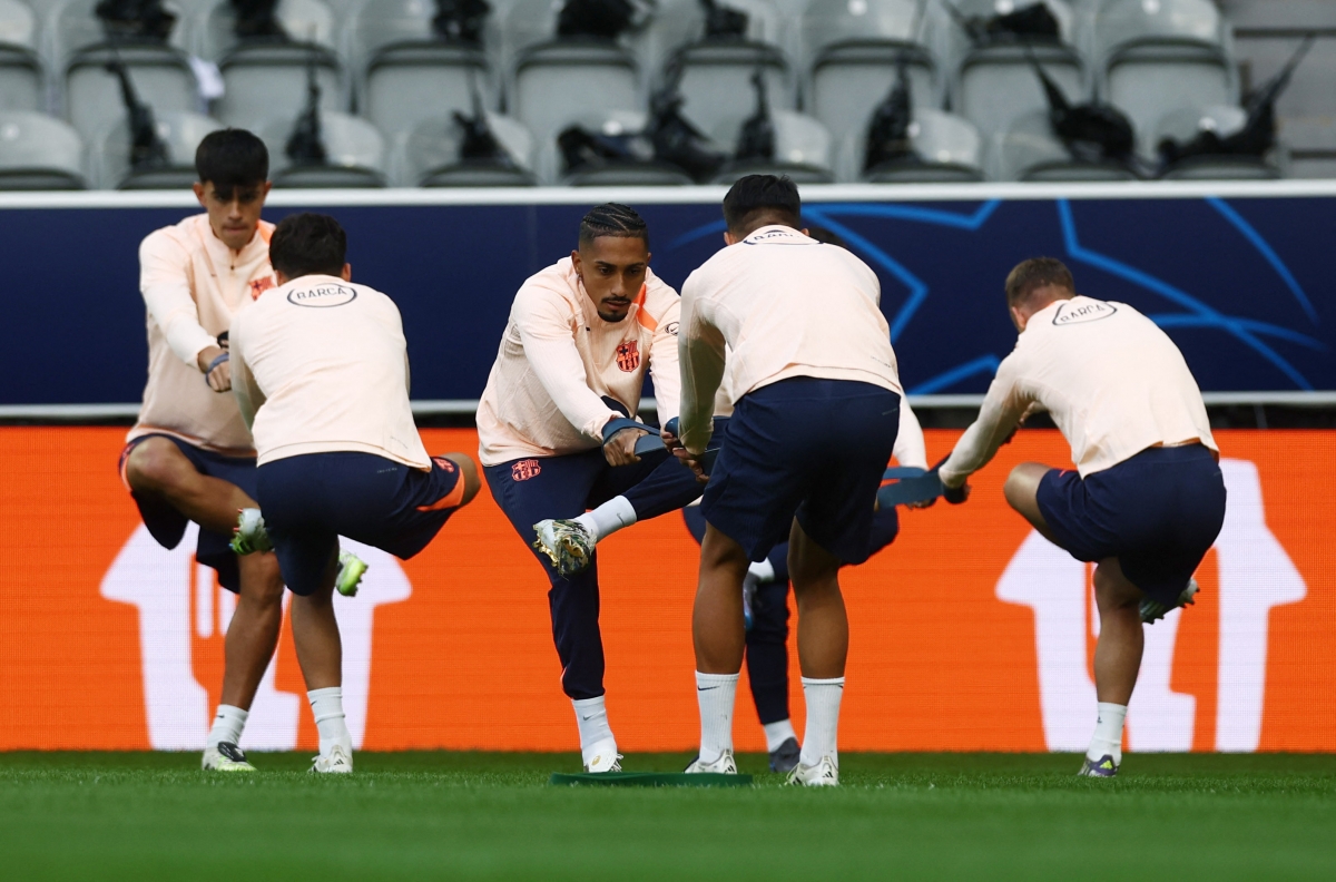 Các cầu thủ Barca tập luyện trước trận. (Ảnh: Reuters). 