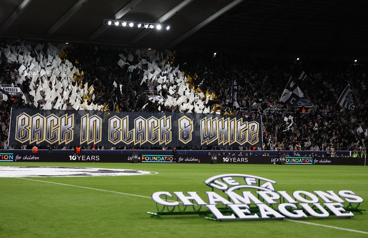 Khán đài cuồng nhiệt trên sân St. James' Park. (Ảnh: Reuters). 