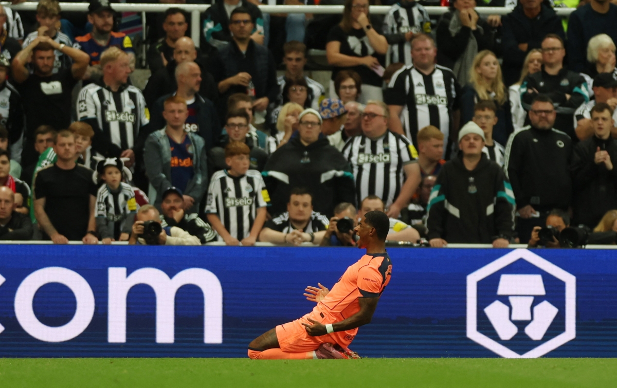 Rashford mở tỷ số cho Barca. (Ảnh: Reuters). 