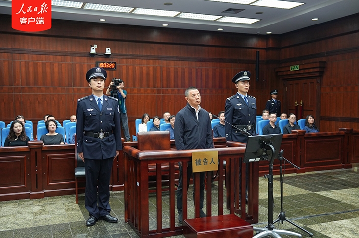Ông Trần Án, cựu Phó Chủ tịch Chính hiệp tỉnh Quý Châu tại tòa. Ảnh: Nhân Dân nhật báo