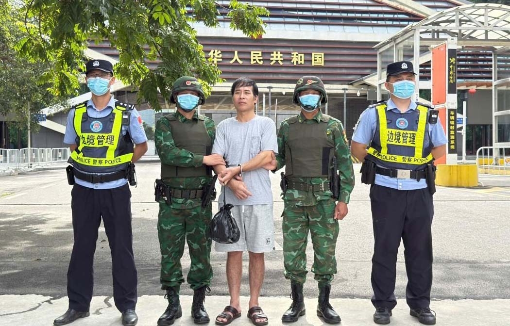 Đối tượng Lê Văn Thắng bị bắt giữ tại cửa khẩu.