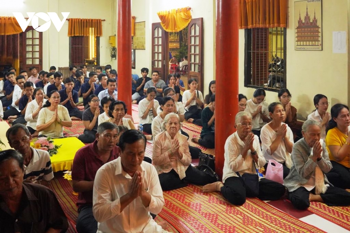 Tụng kinh hồi hướng phước báu cho tổ tiên ông bà, những người đã khuất