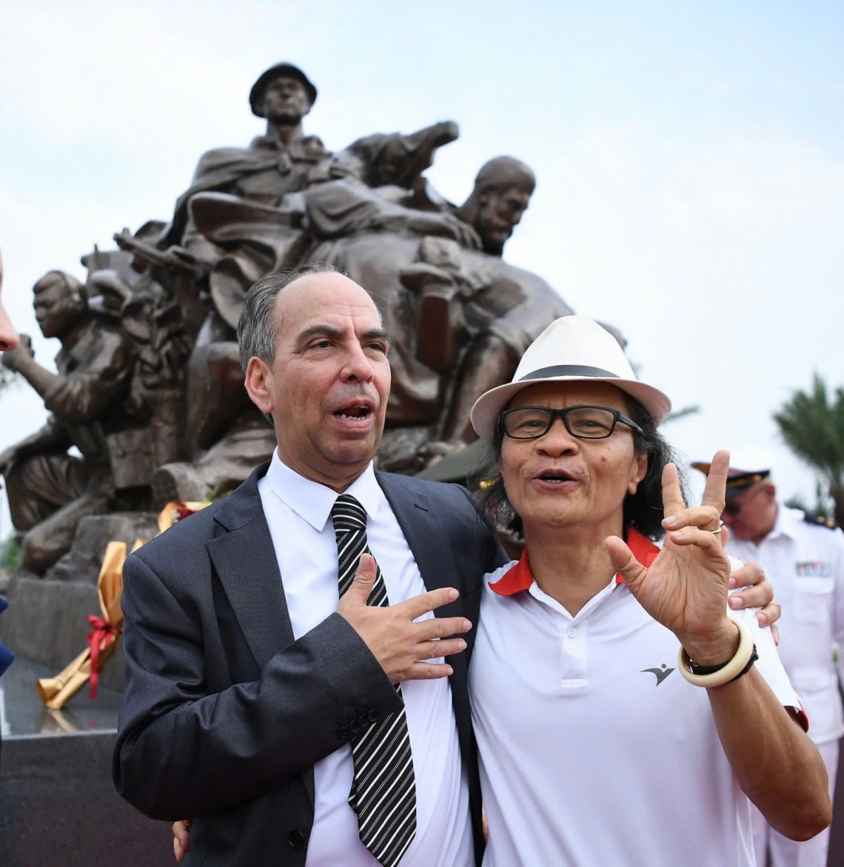 Nhà điêu khắc Lê Đình Bảo và Đại sứ Cuba tại Việt Nam Rogelio Polanco Fuentes khi tham quan Cụm tượng tri ân chuyên gia quân sự Cuba. (Ảnh: Hồng Nguyễn)