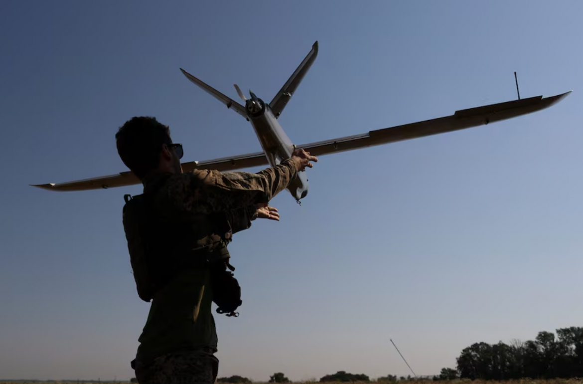 Một người lính Ukraine điều khiển UAV. Ảnh: Reuters