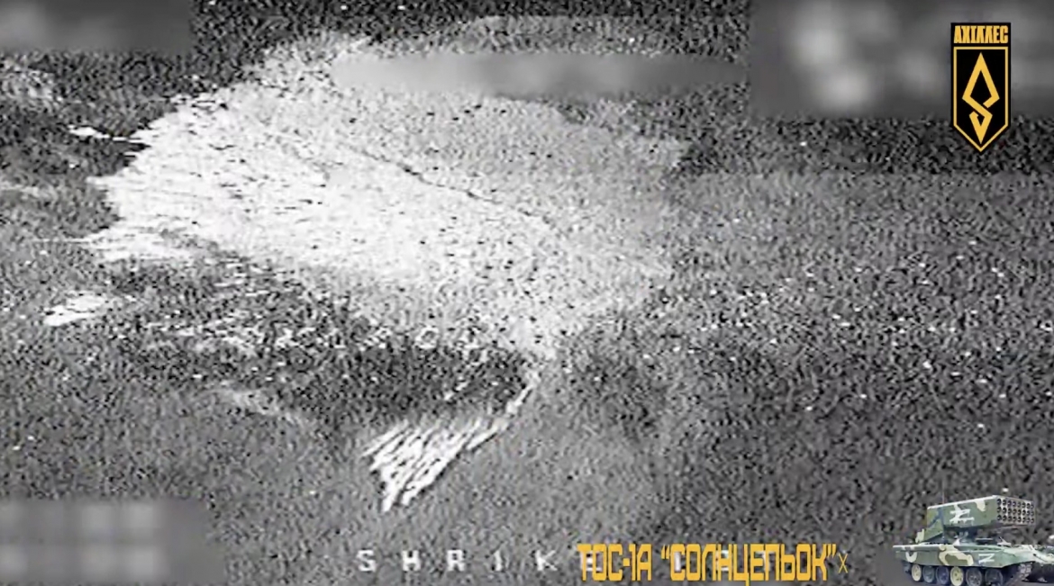 Ảnh chụp từ video cho thấy UAV FPVUkraine tấn công hệ thống pháo phản lực nhiệt áp hạng nặng TOS-1A Solntsepyok của Nga. Nguồn: Trung đoàn UAV Achilles 429 Ukraine
