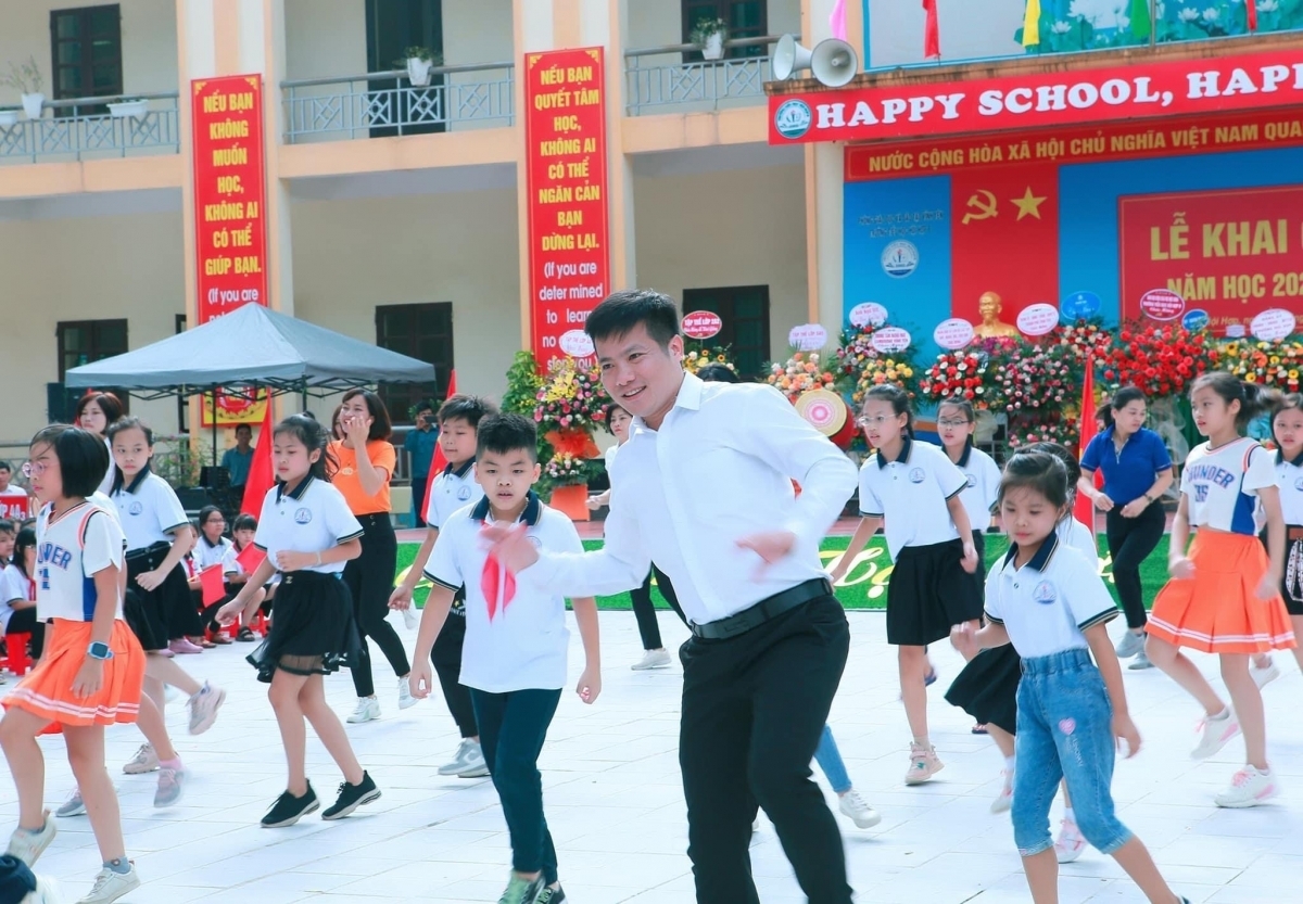 Theo Bộ GD-ĐT, vệc ban hành quy tắc ứng xử của nhà giáo góp phần nâng cao chất lượng dạy và học trong nhà trường. (Ảnh: Thầy trò trường Tiểu học Hội Hợp B, tỉnh Phú Thọ)