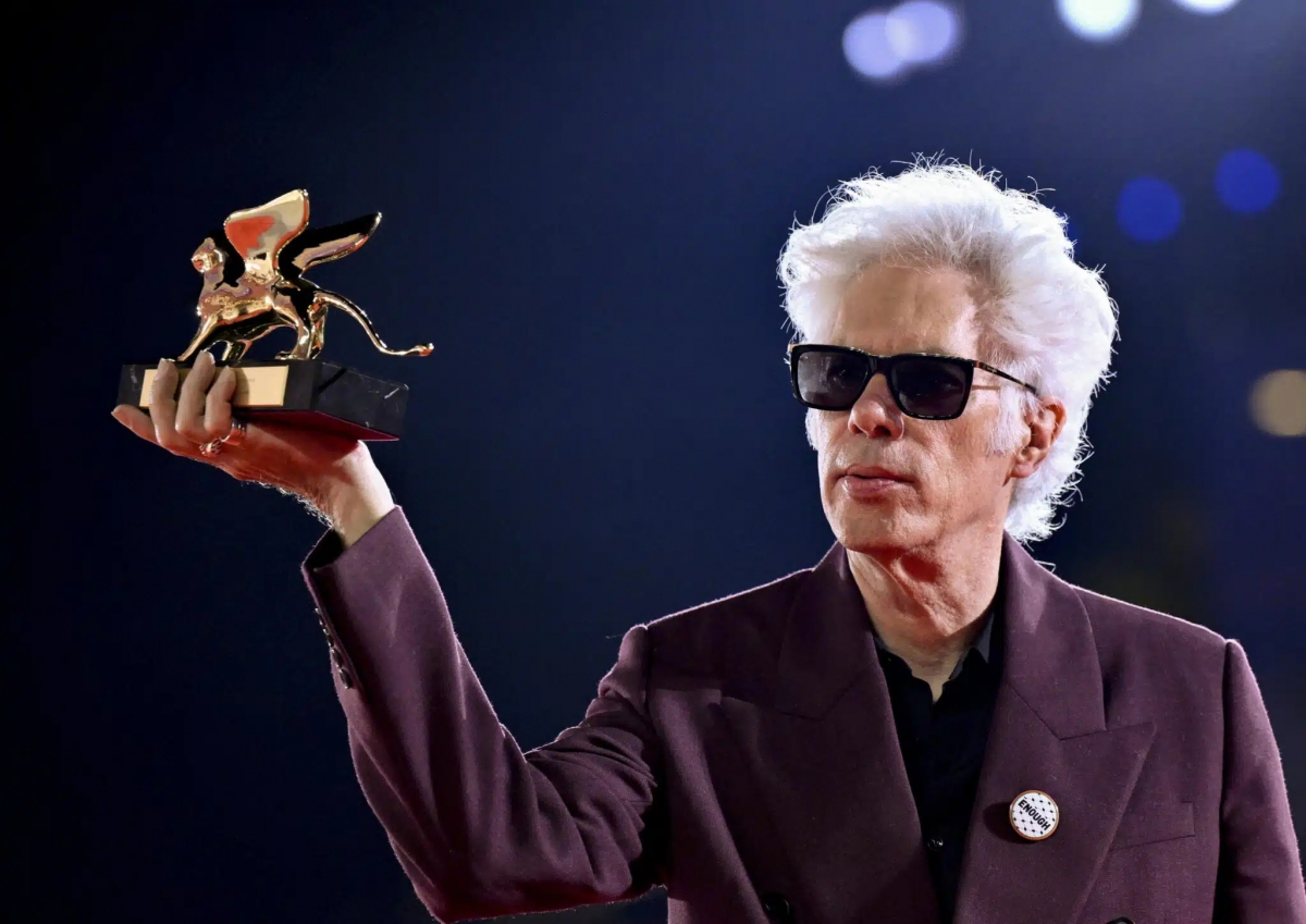 Đạo diễn Jim Jarmusch nhận giải Sư tử vàng cho hạng mục Phim hay nhất với bộ phim “Father Mother Sister Brother” tại lễ trao giải Liên hoan phim quốc tế Venice lần thứ 82. Ảnh: EPA