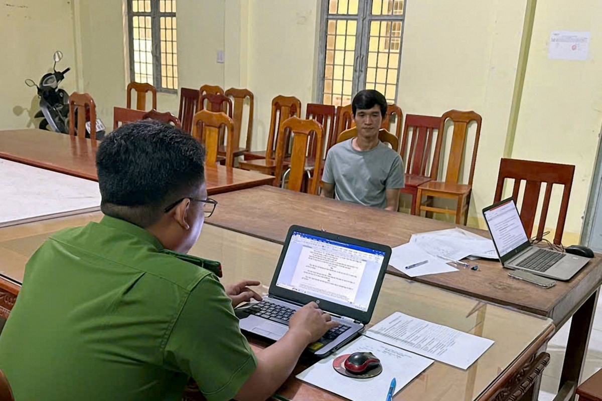 Đối tượng Phạm Văn Hào tại cơ quan công an (Ảnh: Công an Vĩnh Long).