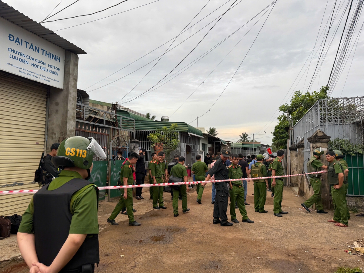 Đại tá Trần Bình Hưng, Phó Giám đốc Công an tỉnh Đắk Lắk có mặt tại hiện trường trực tiếp chỉ đạo nhiệm vụ phá án.  