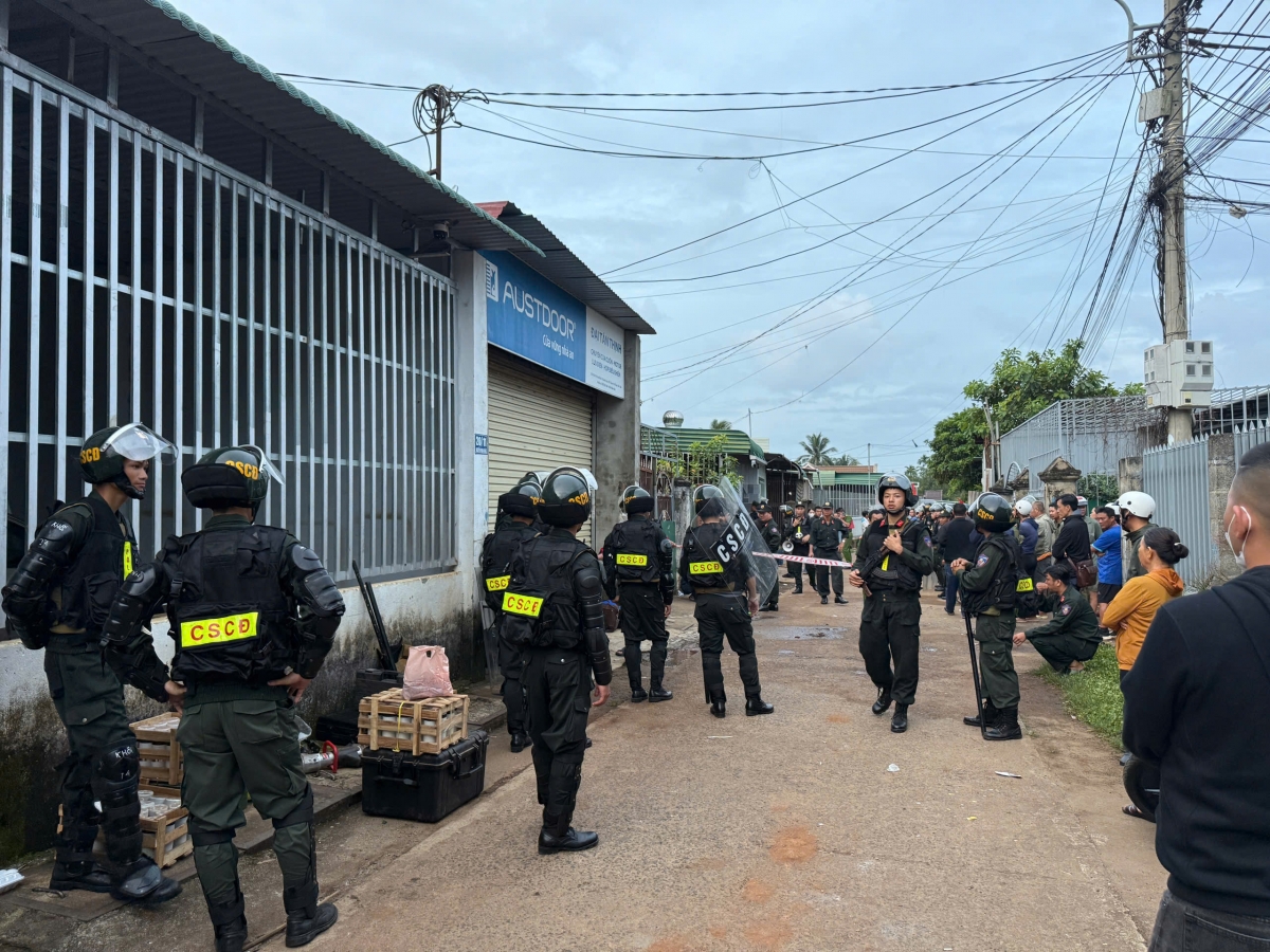 Gần 300 cán bộ, chiến sĩ thuộc các đơn vị nghiệp vụ Công an Đắk Lắk được huy động để truy bắt đối tượng gây án.