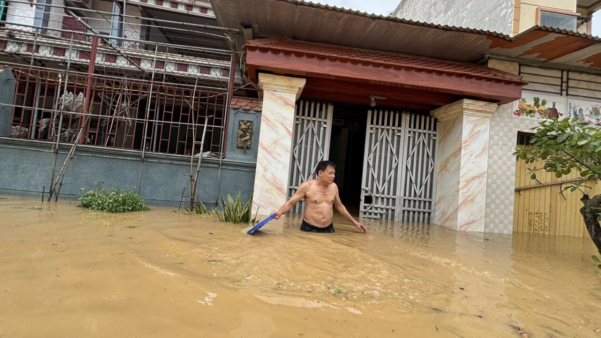 Ông Trịnh Văn Quyết, người dân thôn Phù Lưu cho biết: Nước lụt lần này lên nhanh và cao hơn nhiều so với các đợt lũ trước, nhưng cũng đang rút nhanh, so với hôm qua nước đã rút được khoảng 60cm, cuộc sống của chúng tôi  hiện tại bị đảo lộn và ảnh hưởng rất nhiều, nhiều vật dụng gia đình bị hư hỏng nặng do ngâm nước như đồ gỗ, thiết bị điện…