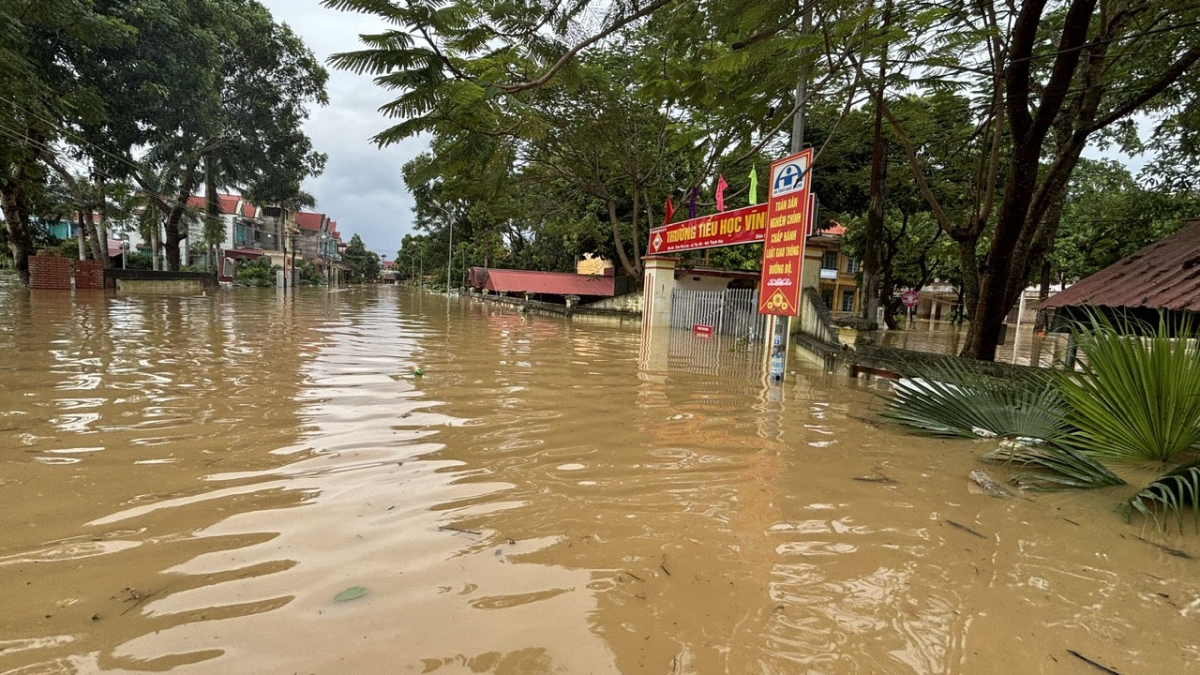 Trường tiểu học Vĩnh Yên, xã Tây Đô chìm sâu trong nước.