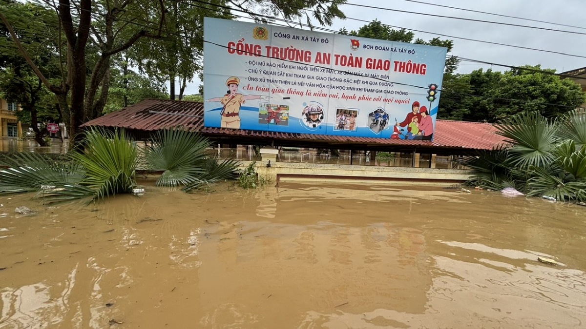 Tường bao cao gần 2m cũng sắp bị nhấn chìm trong biển nước.