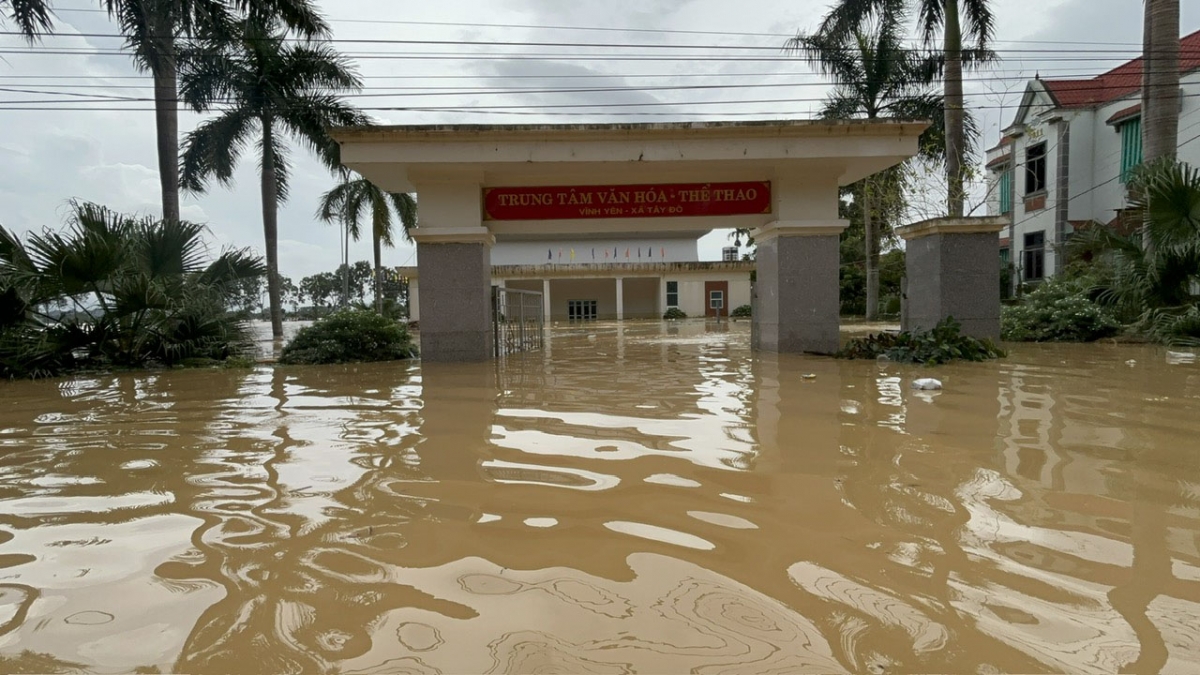 Nước ngập lên hơn nửa cổng trào của Trung tâm văn hóa thể thao xã Tây Đô.