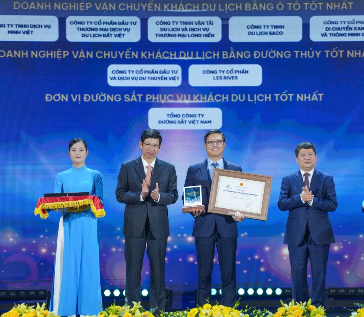 Vietnam Airlines được vinh danh “Hãng hàng không phục vụ khách du lịch tốt nhất” năm 2025. 