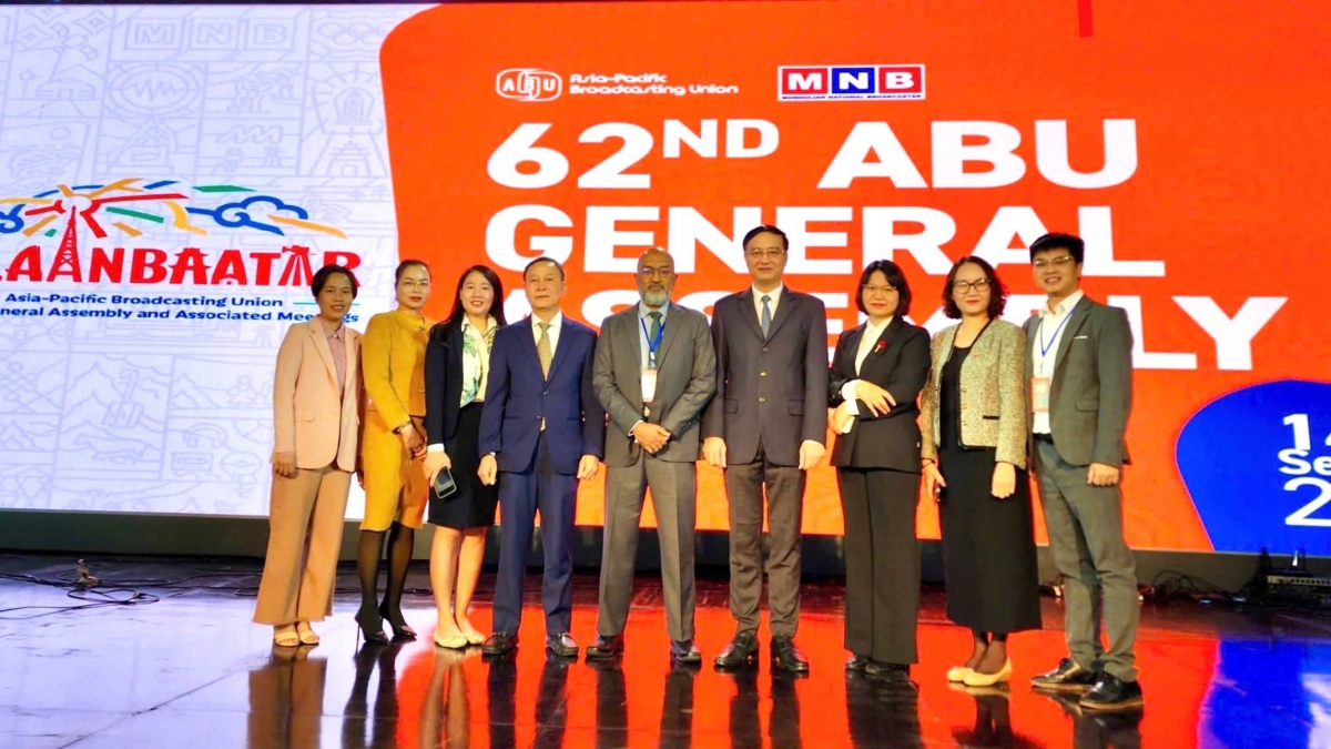 Đoàn đại biểu VOV chụp ảnh với Tổng Thư ký ABU Ahmed Nadeem