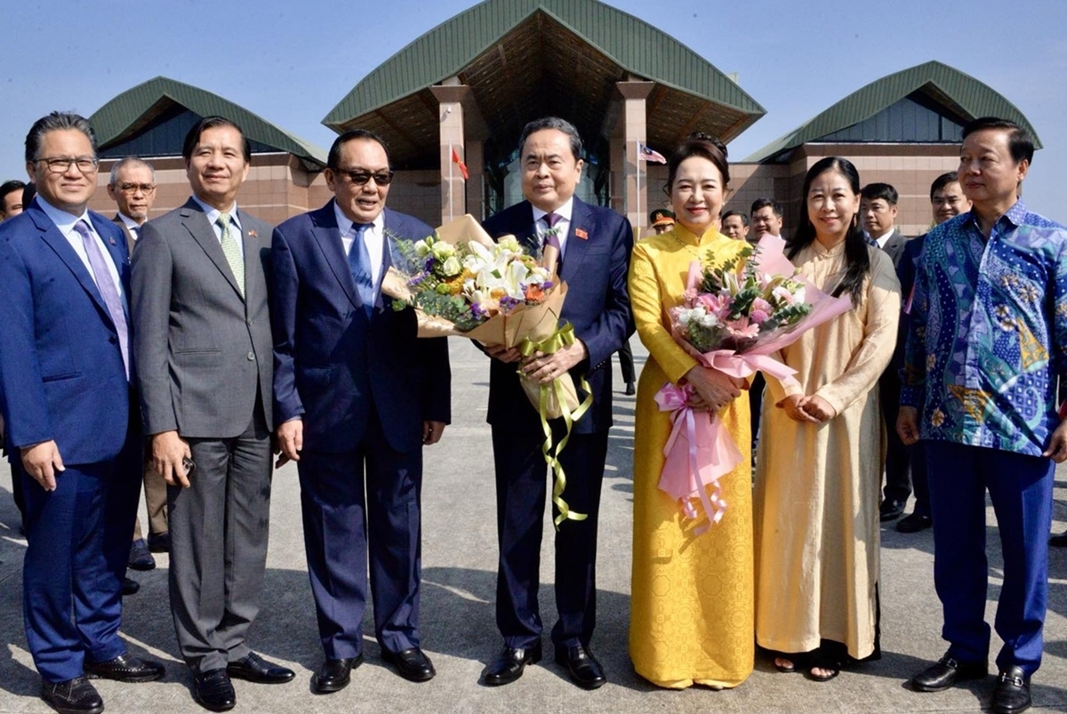 Chủ tịch Thượng viện Malaysia Dato’ Awang Bemee Awang Ali Basah ra sân bay tiễn Chủ tịch Quốc hội Trần Thanh Mẫn cùng Phu nhân và Đoàn đại biểu cấp cao Việt Nam.