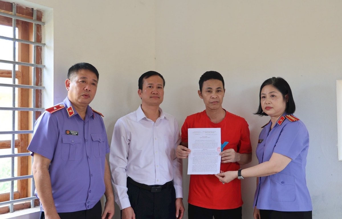 Lãnh đạo VKSND tỉnh Hưng Yên và lãnh đạo TAND tỉnh Hưng Yên trao các quyết định kháng nghị, quyết định thay đổi biện pháp ngăn chặn cho bị cáo Thái Khắc Thành ngày 13/8/2025.