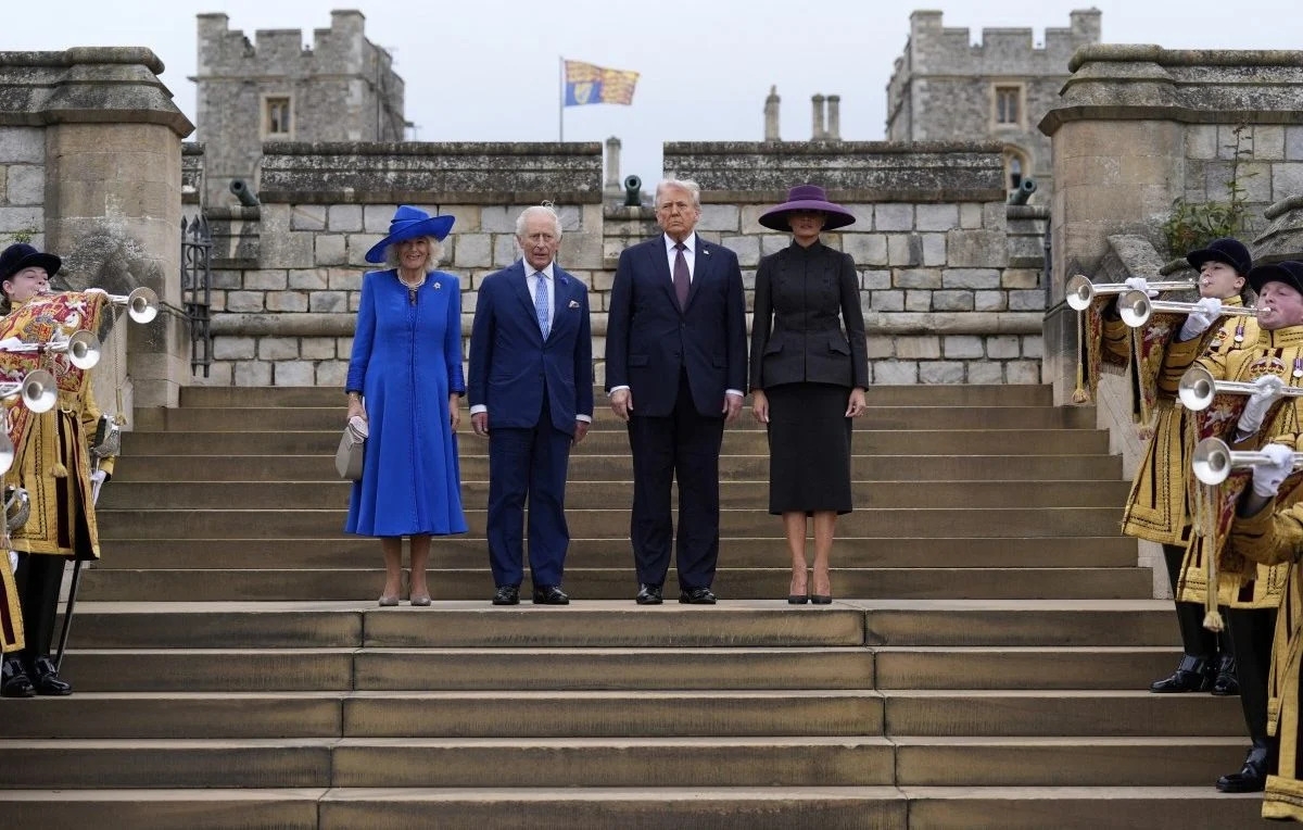 Vua Charles III cùng Hoàng hậu Camilla, đã long trọng chủ trì lễ đón Tổng thống Mỹ Donald Trump cùng phu nhân tại lâu đài Windsor. Ảnh: 20 Minutes