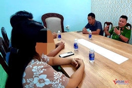 Công an phường Tân An làm việc với gia đình anh T. Ảnh: SĐ 