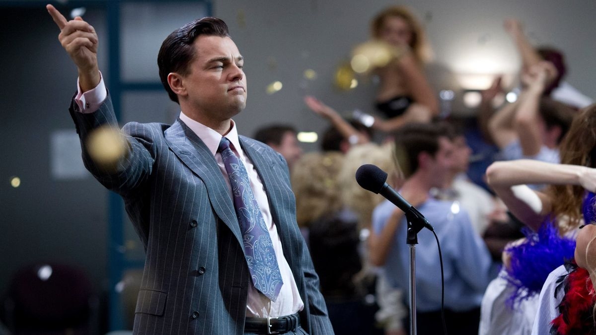 DiCaprio thể hiện nhân vật một kẻ cuồng tiền, đầy tham vọng trong “The Wolf of Wall Street” (2013). (Ảnh: Paramount Pictures)