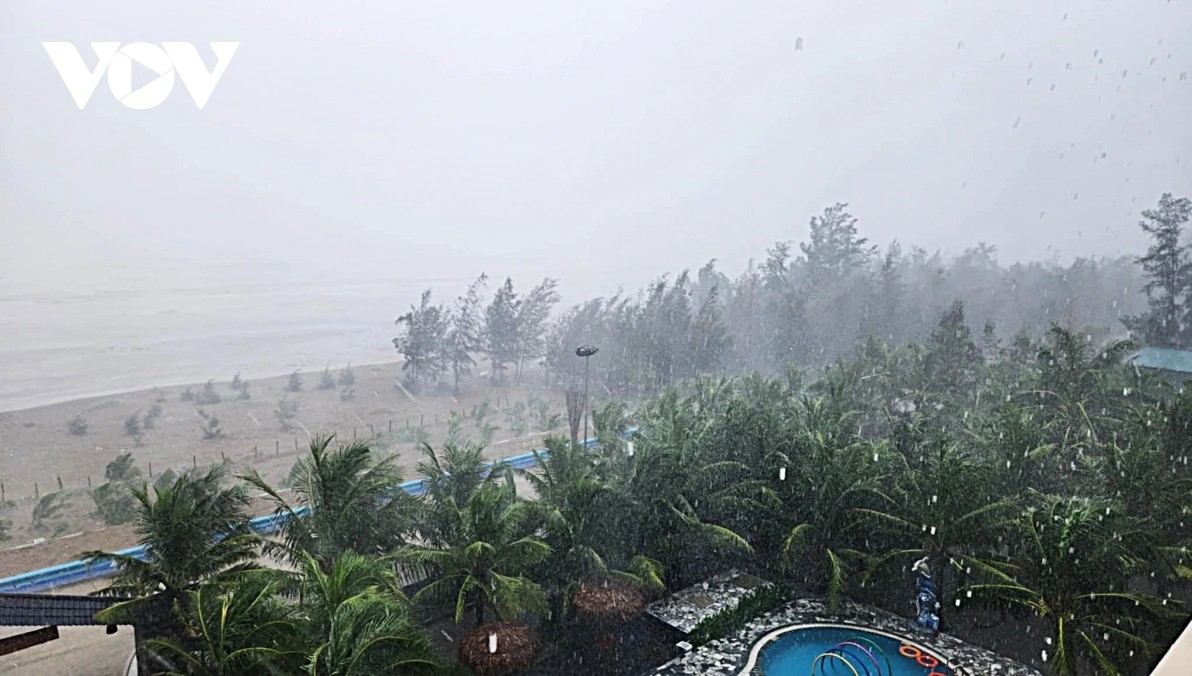 Bão số 10 gây mưa cực kỳ lớn gây nguy cơ ngập úng, lũ quét, sạt lở đất ở nhiều nơi