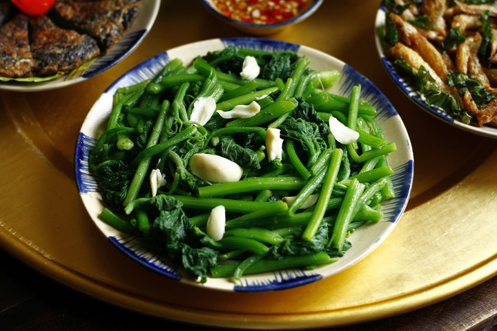 Mẹo xào rau không dầu mỡ vẫn xanh, ngon (Ảnh: Pinterest)