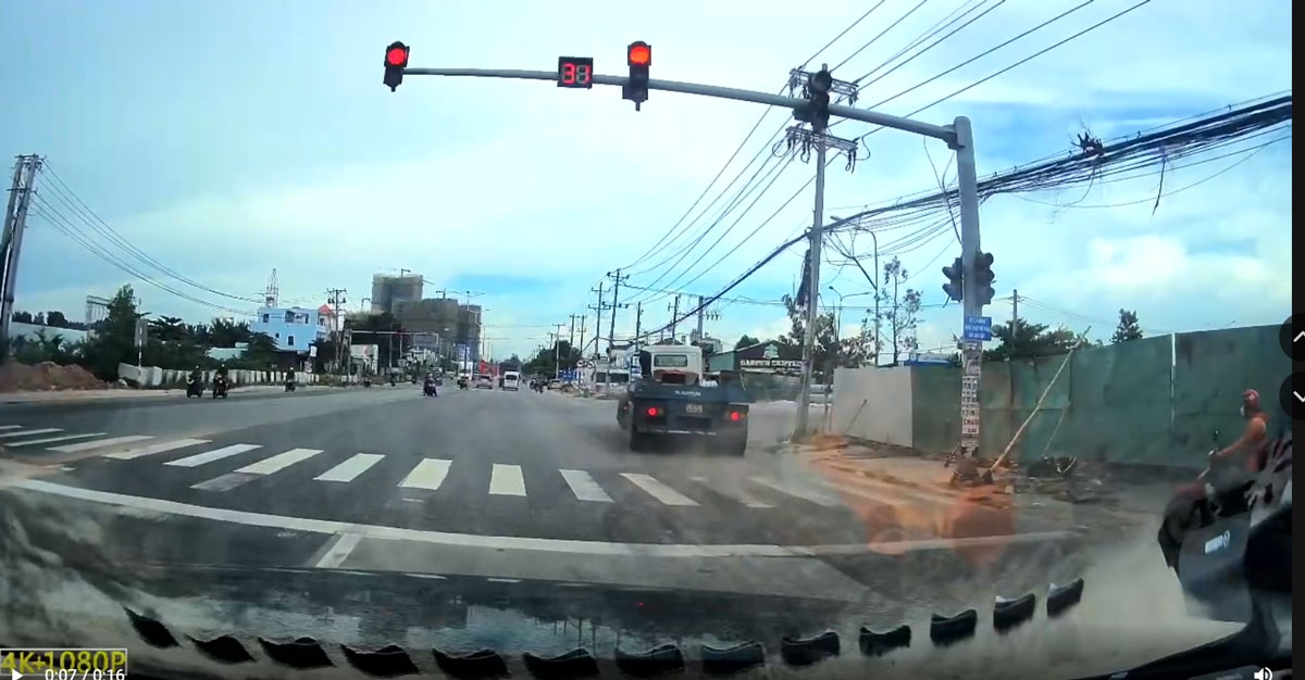 Xe container vượt đèn đỏ 