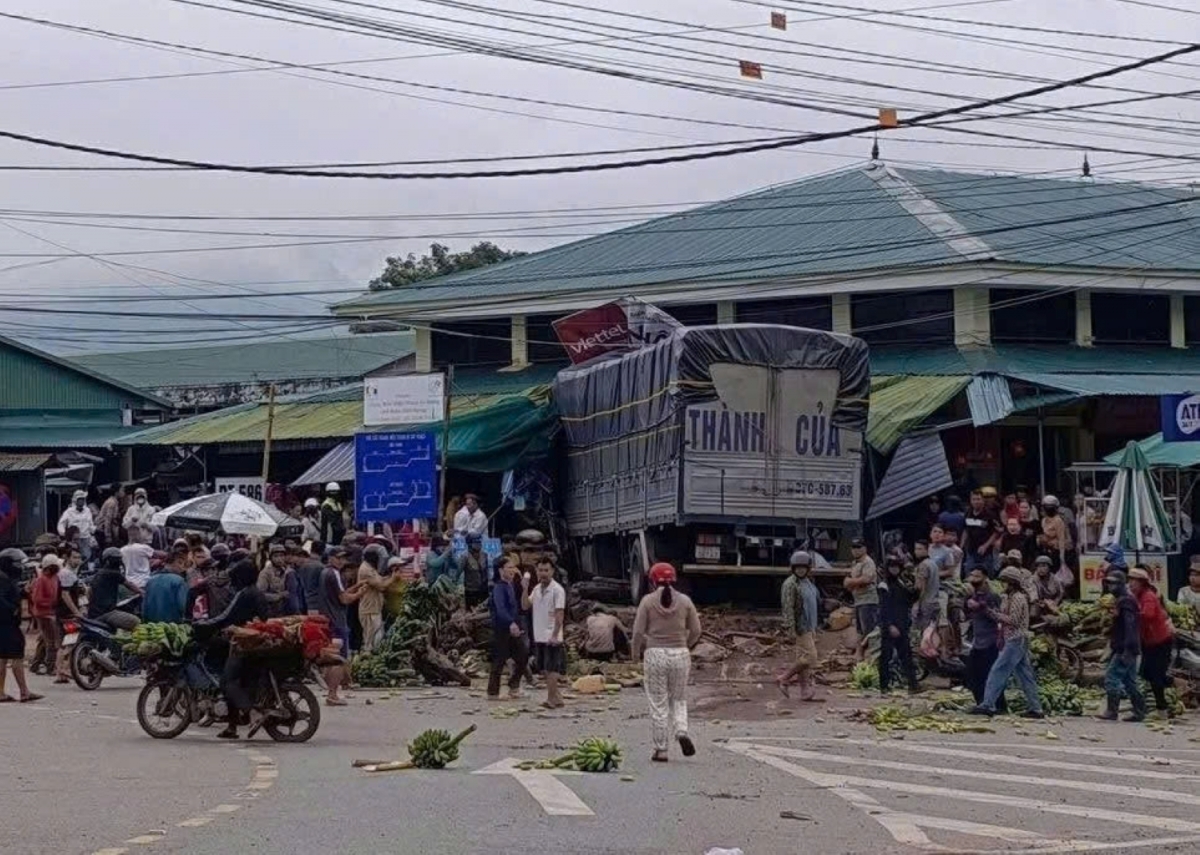 Xe tải lao vào chợ Tân Long