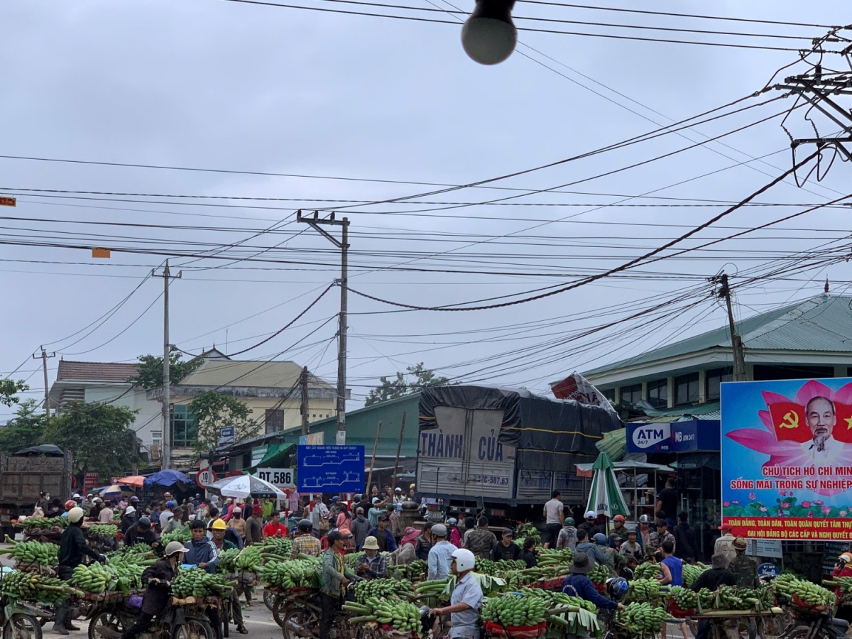 Xe tải mất lái lao vào chợ làm nhiều người chết và bị thương