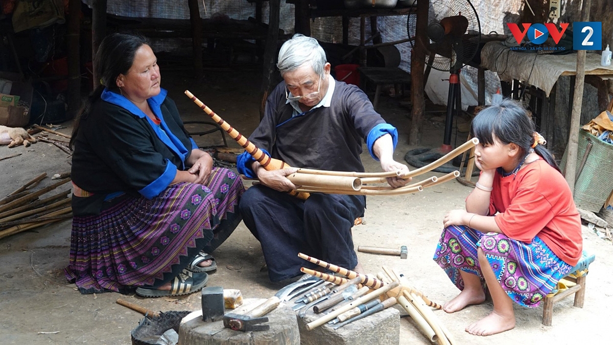 Nghề chế tác khèn ở xã Mù Cang Chải.