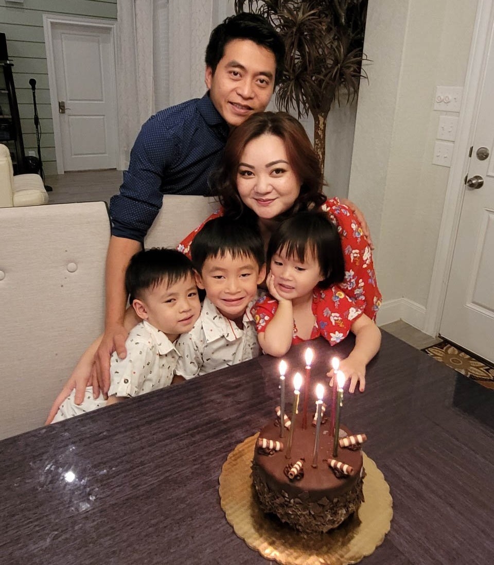 Vài ngày qua, Xuân Mai xuất hiện trở lại trên Facebook cá nhân. Cô đăng tải loạt clip về cuộc sống đời thường, ghi lại cảnh ba con vui chơi, học tập. Qua clip có thể thấy, "thần đồng âm nhạc" một thời đang có cuộc sống nhẹ nhàng, bình yên bên gia đình nhỏ.