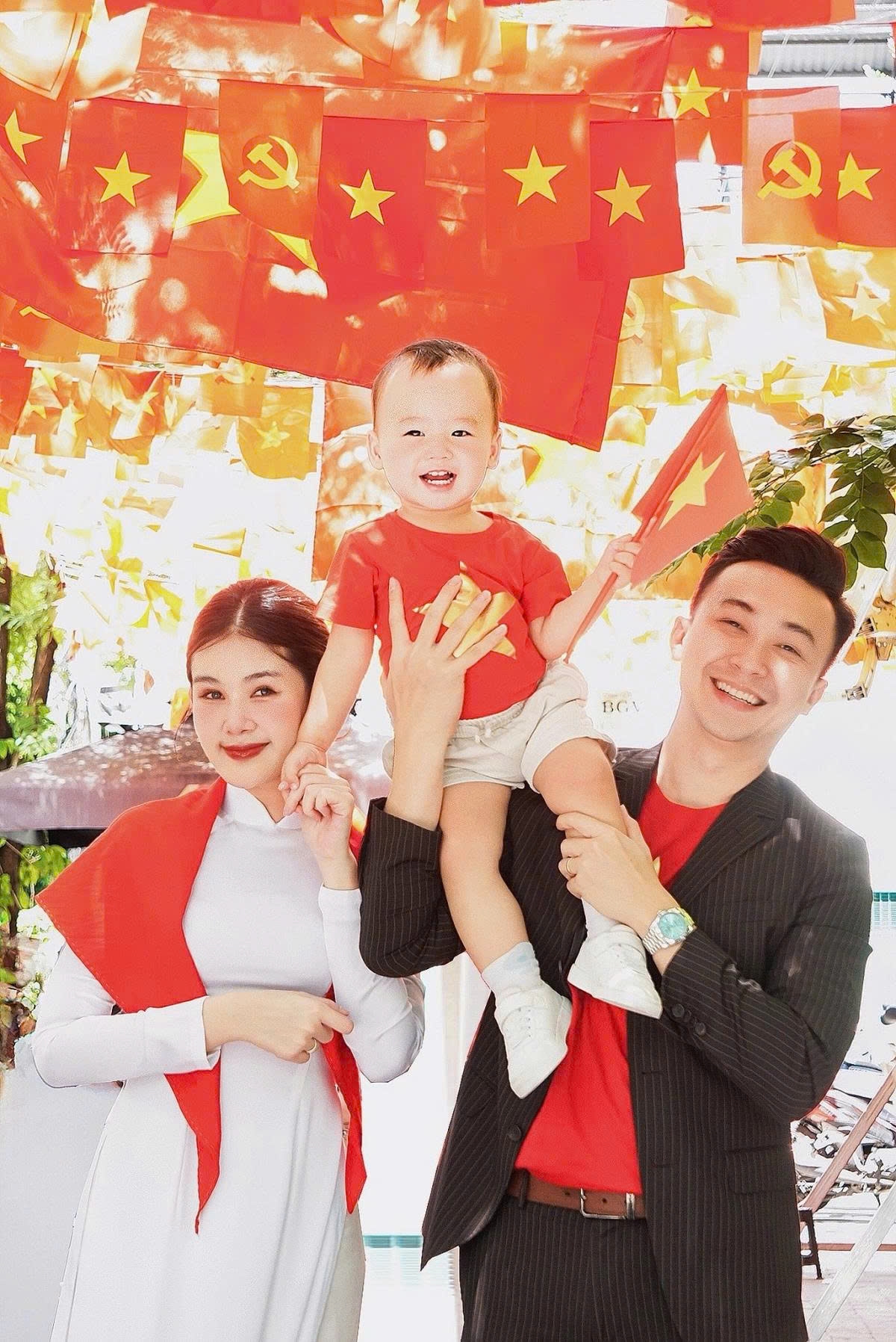 “Xin gửi lòng biết ơn đến những con người đã viết nên lịch sử và gửi gắm niềm tin vào thế hệ mầm non đất nước như em bé TiNo”, Hoa hậu Ngân Anh chia sẻ.