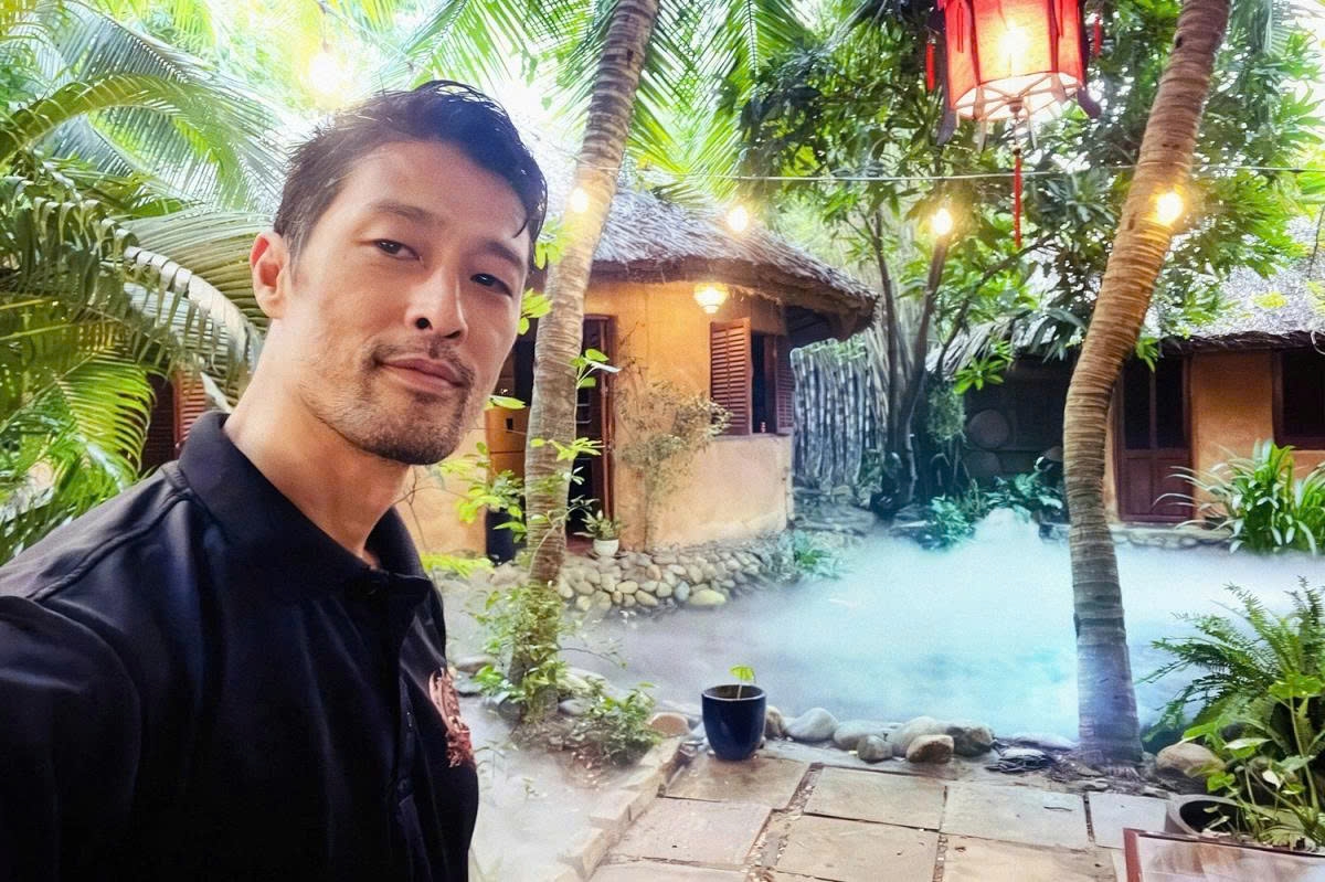 Johnny Trí Nguyễn đăng ảnh anh sống trong nhà vườn rộng lớn, thiết kế “mái tranh, vách đất” gần gũi thiên nhiên.