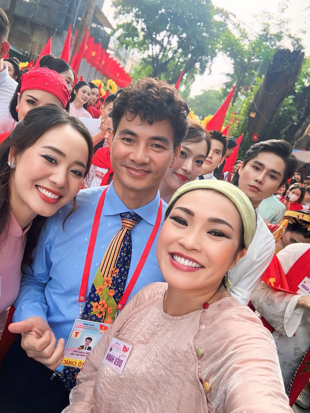 Ca sĩ Phương Thanh chụp ảnh lưu niệm bên Cục trưởng Xuân Bắc và các đồng nghiệp.