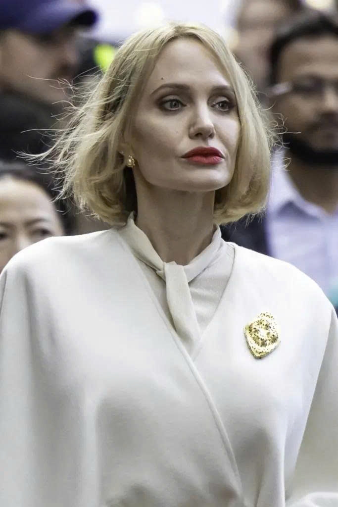 Angelina Jolie thay đổi diện mạo với kiểu tóc bob màu vàng hoe. Ảnh: Backgrid