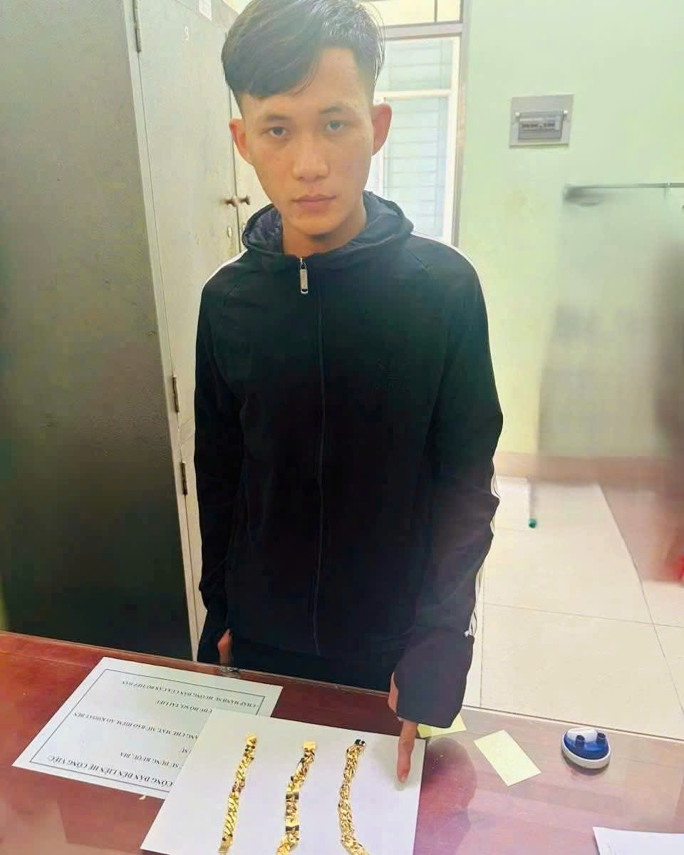 Huỳnh Tấn Thiện tại trụ sở công an (Ảnh T.C) 