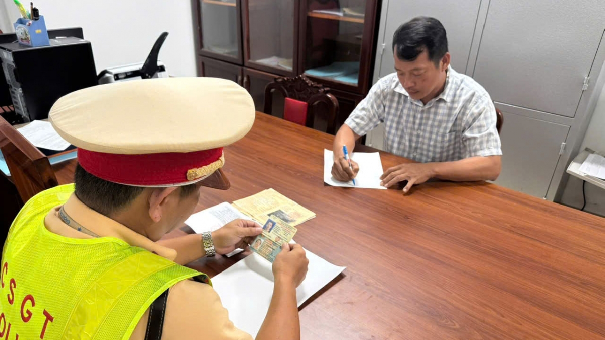 Tài xế Thuận tại cơ quan công an 